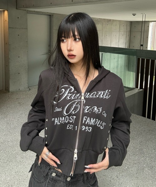 KsG（ケーエスジー）の「スタッズレタリングショートパーカー（パーカー・レディース・ブラック・SMALL/MEDIUM/LARGE）」の2枚目の写真