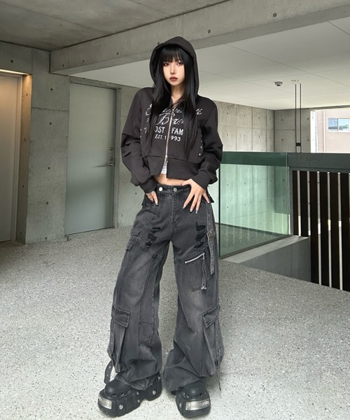 KsG（ケーエスジー）の「スタッズレタリングショートパーカー（パーカー・レディース・ブラック・SMALL/MEDIUM/LARGE）」の3枚目の写真