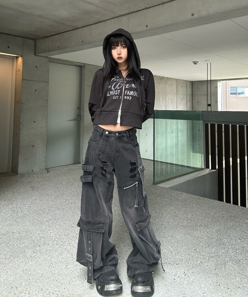 KsG（ケーエスジー）の「スタッズレタリングショートパーカー（パーカー・レディース・ブラック・SMALL/MEDIUM/LARGE）」の4枚目の写真