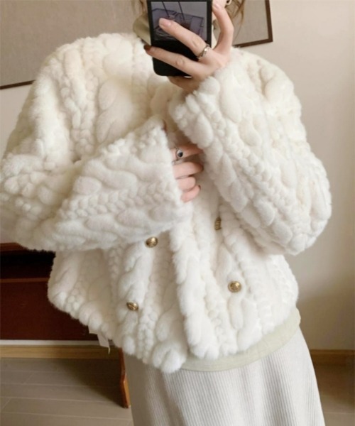 gossip!ロサンゼルス(ゴシップロサンゼルス)の「Y2Kガーリー レトロふわもこ クルーネック ダブルボタンジャケット(ノーカラージャケット・レディース・ベージュ/オフホワイト・FREE)」の1枚目の写真