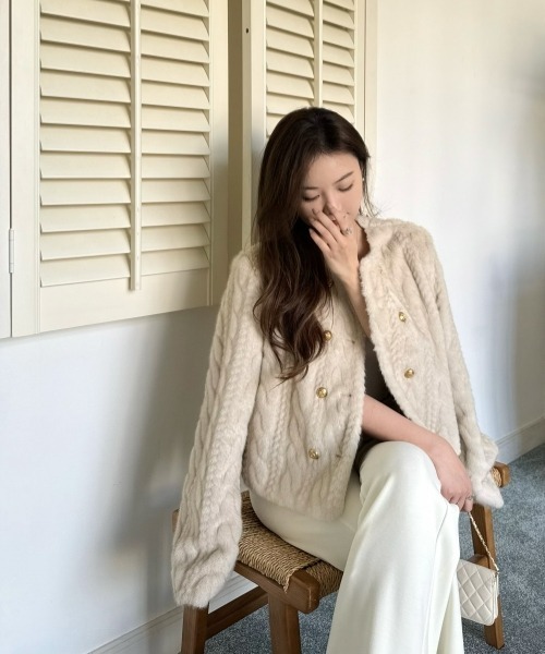 gossip!ロサンゼルス(ゴシップロサンゼルス)の「Y2Kガーリー レトロふわもこ クルーネック ダブルボタンジャケット(ノーカラージャケット・レディース・ベージュ/オフホワイト・FREE)」の3枚目の写真