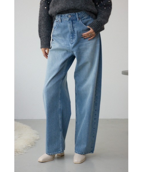 AZUL by moussy（アズールバイマウジー）の「【WEB限定】L/B ライトオンスカーブデニム ショート丈（デニムパンツ・レディース・ライトブルー・23inch/24inch）」の2枚目の写真