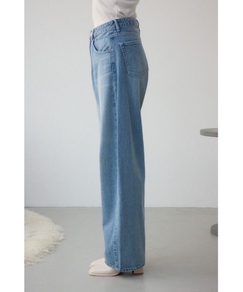 AZUL by moussy（アズールバイマウジー）の「【WEB限定】L/B ライトオンスカーブデニム ショート丈（デニムパンツ・レディース・ライトブルー・23inch/24inch）」の6枚目の写真