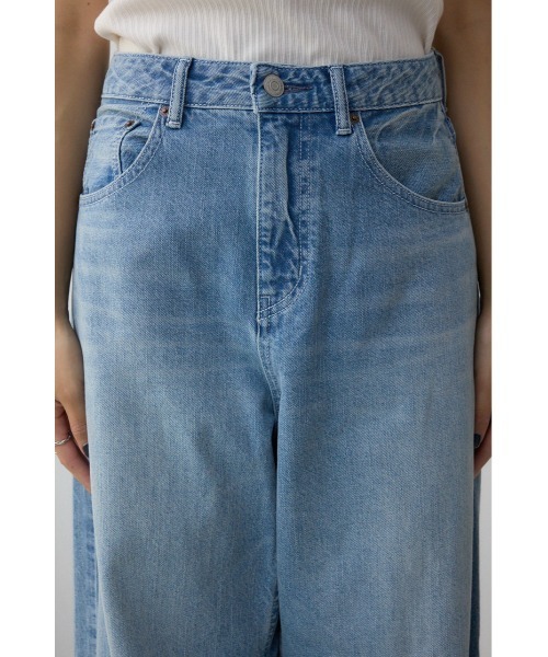 AZUL by moussy（アズールバイマウジー）の「【WEB限定】L/B ライトオンスカーブデニム ショート丈（デニムパンツ・レディース・ライトブルー・23inch/24inch）」の8枚目の写真