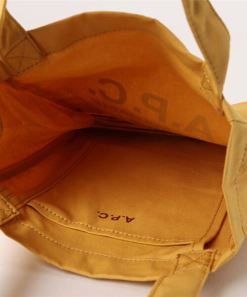 A.P.C.（アーペーセー）の「TOTE LOU RUE MADAME SMALL 2.0（トートバッグ・レディース・オレンジ系その他/ライトグレー/ベージュ・ONESIZE）」の6枚目の写真