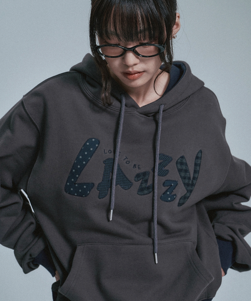 MOO(エムオーオー)の「レイジマルチアップリケフード - ダークグレー(パーカー・メンズ・ダークグレー・MEDIUM/LARGE)」の3枚目の写真