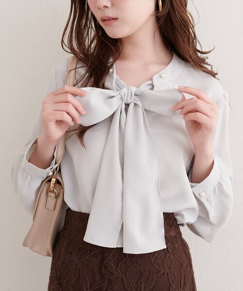natural couture（ナチュラルクチュール）の「２WAYリボンタイブラウス（シャツ/ブラウス・レディース・グレイッシュベージュ/オフホワイト/グレー/ネイビー・FREE）」の21枚目の写真