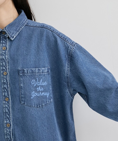 LE CERCLE par rope'(ルセルクルパーロペ)の「刺繍入りデニムシャツ/セットアップ対応(シャツ/ブラウス・レディース・ブルー系その他4/ブルー系その他・FREE)」の4枚目の写真