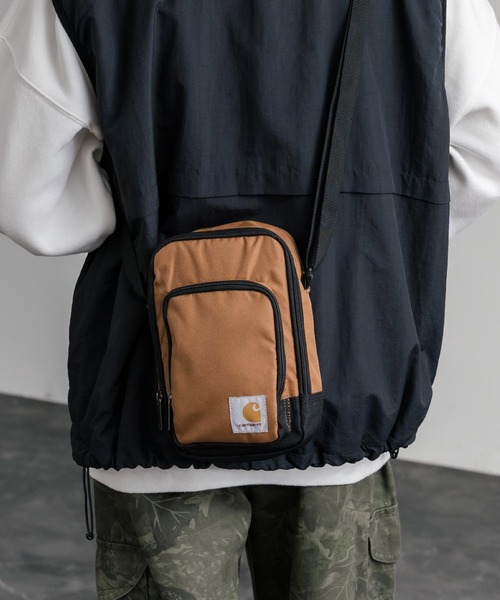 Carhartt(カーハート)の「Carhartt カーハート Crossbody Zip Bag 縦型クロスボディバッグ/ワンポイントロゴ斜め掛けショルダーバッグ(ショルダーバッグ・メンズ・ブラック/ブラウン/オリーブ・FREE)」の2枚目の写真