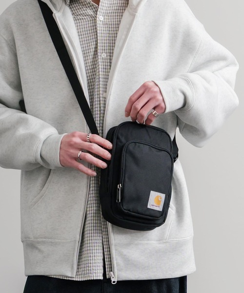 Carhartt(カーハート)の「Carhartt カーハート Crossbody Zip Bag 縦型クロスボディバッグ/ワンポイントロゴ斜め掛けショルダーバッグ(ショルダーバッグ・メンズ・ブラック/ブラウン/オリーブ・FREE)」の1枚目の写真