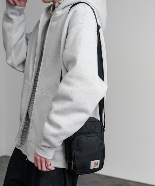 Carhartt(カーハート)の「Carhartt カーハート Crossbody Zip Bag 縦型クロスボディバッグ/ワンポイントロゴ斜め掛けショルダーバッグ(ショルダーバッグ・メンズ・ブラック/ブラウン/オリーブ・FREE)」の4枚目の写真