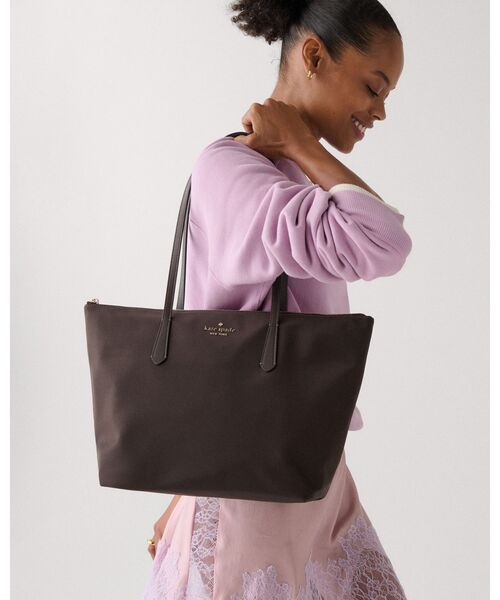 kate spade new york(ケイトスペード ニューヨーク)の「キット ナイロン ミディアム トート(トートバッグ・レディース・ブラウン・ONESIZE)」の2枚目の写真