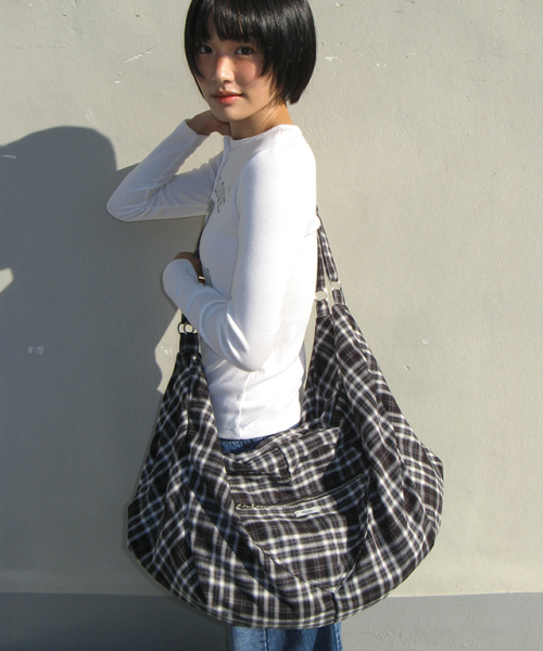 RONRON（ロンロン）の「HEART ZIP POCKET 2WAY DUFFLE BAG BLACK（ボストンバッグ・レディース・その他・FREE）」の4枚目の写真