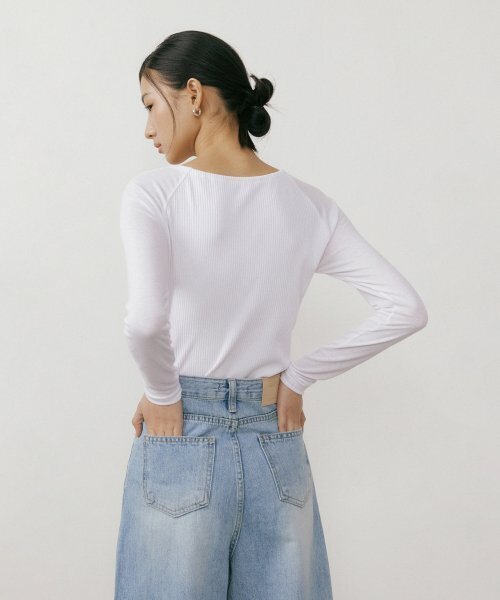 LUCIR ZU(ルシールズ)の「Strap Hole Sleeve (white)(Tシャツ/カットソー・レディース・その他・FREE)」の3枚目の写真
