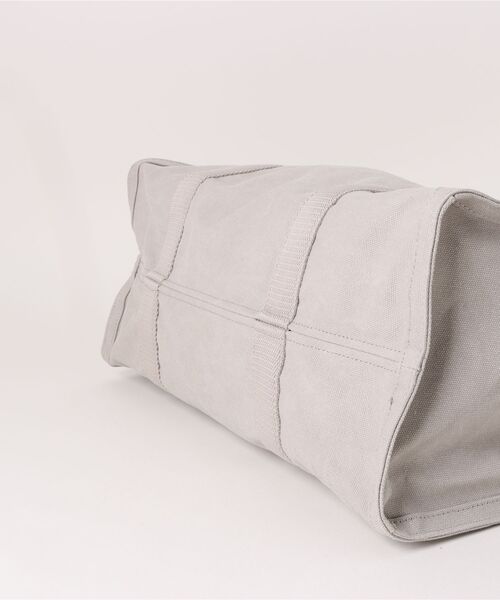 A.P.C.（アーペーセー）の「GYM BAG RECUPERATION/ジムバッグ（ボストンバッグ・メンズ・ライトグレー・ONESIZE）」の2枚目の写真