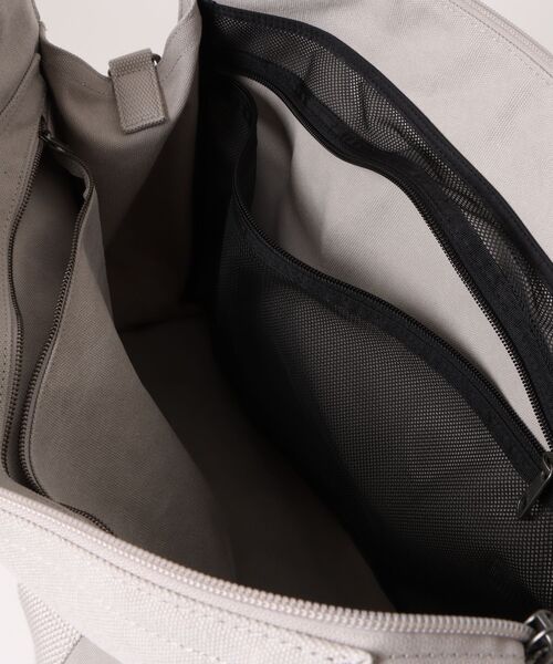 A.P.C.（アーペーセー）の「GYM BAG RECUPERATION/ジムバッグ（ボストンバッグ・メンズ・ライトグレー・ONESIZE）」の3枚目の写真