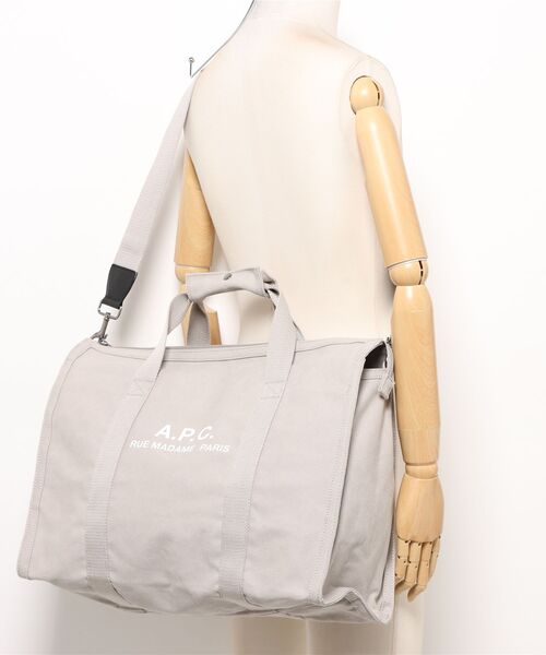 A.P.C.（アーペーセー）の「GYM BAG RECUPERATION/ジムバッグ（ボストンバッグ・メンズ・ライトグレー・ONESIZE）」の4枚目の写真