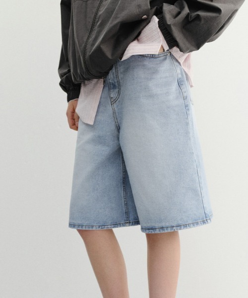 DUNST（ダンスト）の「【DUNST】デニムショーツ RELAXED BERMUDA DENIM SHORTS（デニムパンツ・レディース・インディゴブルー/ライトブルー・M/S）」の2枚目の写真