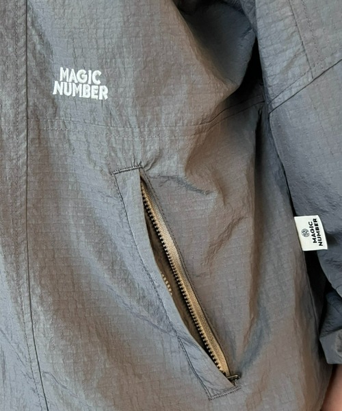 MAGIC NUMBER(マジック ナンバー)の「【MAGIC NUMBER】RETRO NYLON TRACK JK(ナイロンジャケット・メンズ・グレー/ブラック・MEDIUM/LARGE)」の11枚目の写真