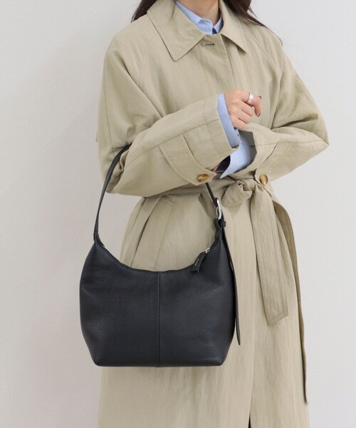 fredy emue（フレディエミュ）の「【BEAURE/ビュレ】バックルアジャストワンハンドルバッグ（ショルダーバッグ・レディース・シルバー/ブラック・FREE）」の2枚目の写真