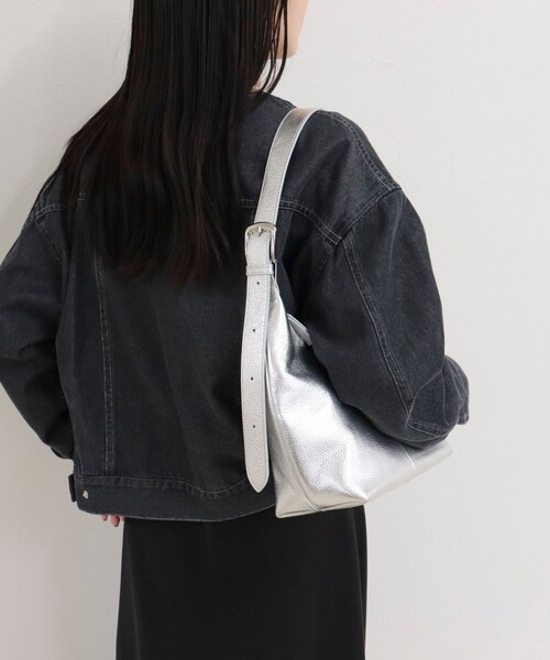 fredy emue（フレディエミュ）の「【BEAURE/ビュレ】バックルアジャストワンハンドルバッグ（ショルダーバッグ・レディース・シルバー/ブラック・FREE）」の4枚目の写真