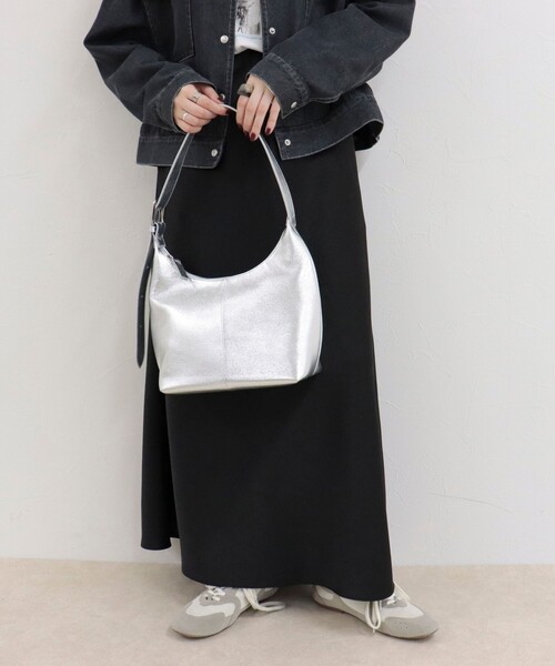 fredy emue（フレディエミュ）の「【BEAURE/ビュレ】バックルアジャストワンハンドルバッグ（ショルダーバッグ・レディース・シルバー/ブラック・FREE）」の5枚目の写真