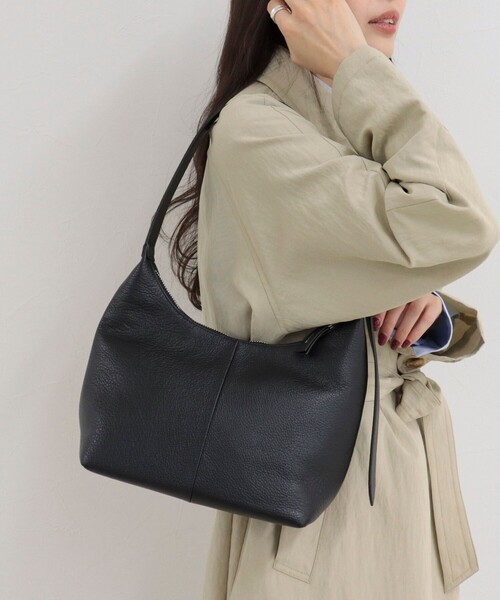 fredy emue（フレディエミュ）の「【BEAURE/ビュレ】バックルアジャストワンハンドルバッグ（ショルダーバッグ・レディース・シルバー/ブラック・FREE）」の7枚目の写真