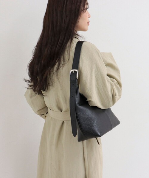 fredy emue（フレディエミュ）の「【BEAURE/ビュレ】バックルアジャストワンハンドルバッグ（ショルダーバッグ・レディース・シルバー/ブラック・FREE）」の8枚目の写真