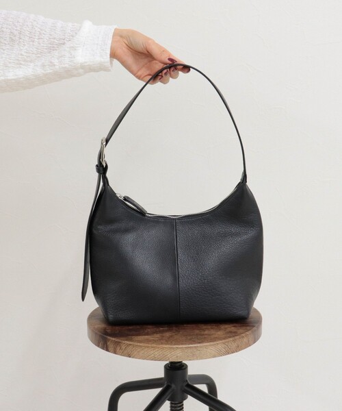 fredy emue（フレディエミュ）の「【BEAURE/ビュレ】バックルアジャストワンハンドルバッグ（ショルダーバッグ・レディース・シルバー/ブラック・FREE）」の9枚目の写真