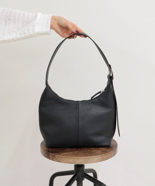 fredy emue（フレディエミュ）の「【BEAURE/ビュレ】バックルアジャストワンハンドルバッグ（ショルダーバッグ・レディース・シルバー/ブラック・FREE）」の11枚目の写真