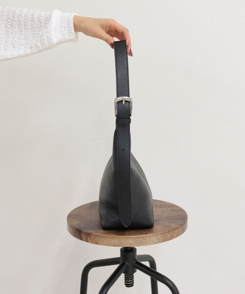 fredy emue（フレディエミュ）の「【BEAURE/ビュレ】バックルアジャストワンハンドルバッグ（ショルダーバッグ・レディース・シルバー/ブラック・FREE）」の12枚目の写真