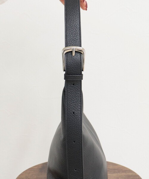 fredy emue（フレディエミュ）の「【BEAURE/ビュレ】バックルアジャストワンハンドルバッグ（ショルダーバッグ・レディース・シルバー/ブラック・FREE）」の13枚目の写真