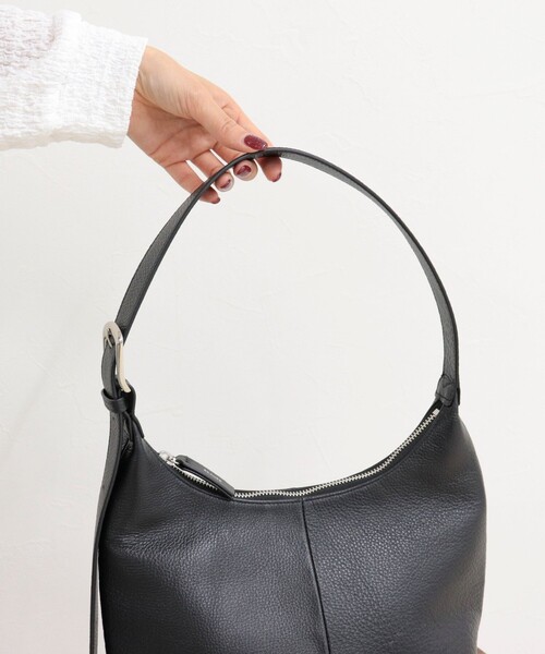 fredy emue（フレディエミュ）の「【BEAURE/ビュレ】バックルアジャストワンハンドルバッグ（ショルダーバッグ・レディース・シルバー/ブラック・FREE）」の14枚目の写真