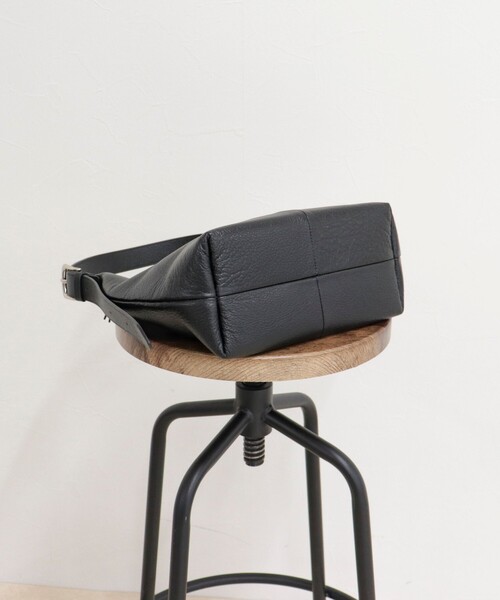 fredy emue（フレディエミュ）の「【BEAURE/ビュレ】バックルアジャストワンハンドルバッグ（ショルダーバッグ・レディース・シルバー/ブラック・FREE）」の15枚目の写真