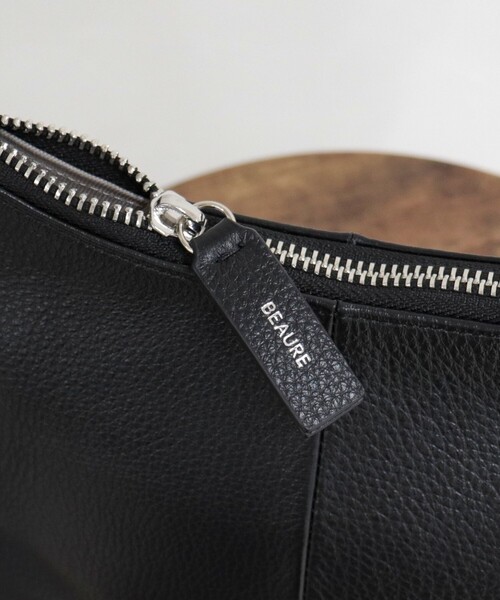 fredy emue（フレディエミュ）の「【BEAURE/ビュレ】バックルアジャストワンハンドルバッグ（ショルダーバッグ・レディース・シルバー/ブラック・FREE）」の16枚目の写真