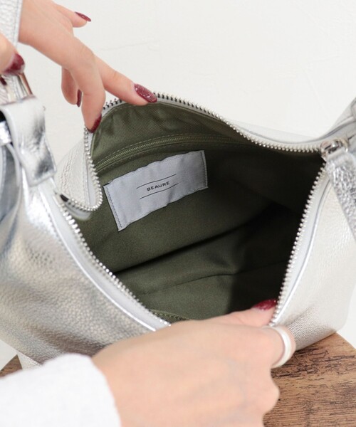 fredy emue（フレディエミュ）の「【BEAURE/ビュレ】バックルアジャストワンハンドルバッグ（ショルダーバッグ・レディース・シルバー/ブラック・FREE）」の3枚目の写真