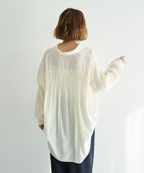 YECCA VECCA（イェッカヴェッカ）の「バックギャザーロングシャツ（シャツ/ブラウス・レディース・ミント/ネイビー/ラベンダー/アイボリー・FREE）」の9枚目の写真