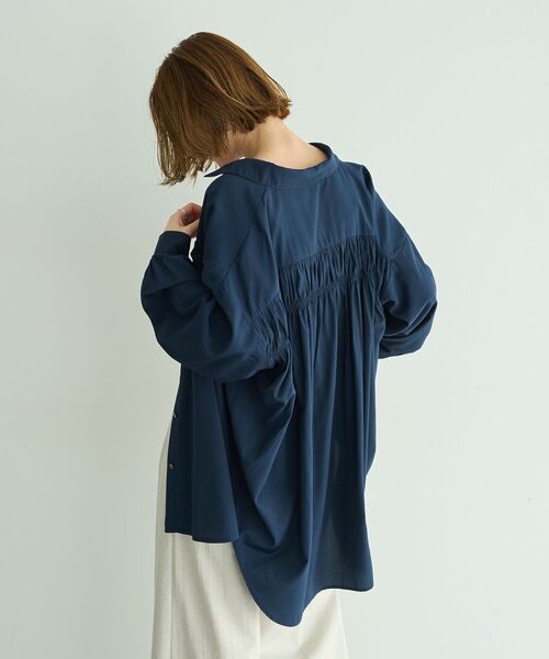 YECCA VECCA（イェッカヴェッカ）の「バックギャザーロングシャツ（シャツ/ブラウス・レディース・ミント/ネイビー/ラベンダー/アイボリー・FREE）」の20枚目の写真