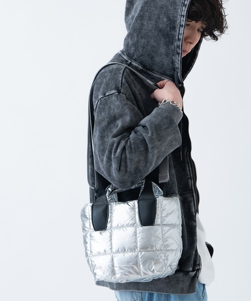 improves（インプローブス）の「メタリック  キルティング ショルダーバッグ（ボディバッグ/ウエストポーチ・メンズ・シルバー・FREE）」の3枚目の写真