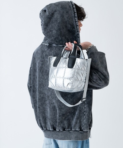 improves（インプローブス）の「メタリック  キルティング ショルダーバッグ（ボディバッグ/ウエストポーチ・メンズ・シルバー・FREE）」の4枚目の写真