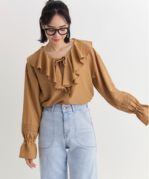 Right-on（ライトオン）の「【HONEYSUCKLE ROSE】フリルカラーブラウス (ラッフルカラー / リボンタイ / レースディテール)（シャツ/ブラウス・レディース・オフホワイト/キャメル/ブラック・M/L）」の4枚目の写真