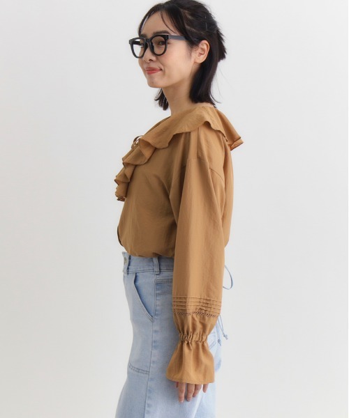 Right-on（ライトオン）の「【HONEYSUCKLE ROSE】フリルカラーブラウス (ラッフルカラー / リボンタイ / レースディテール)（シャツ/ブラウス・レディース・オフホワイト/キャメル/ブラック・M/L）」の5枚目の写真