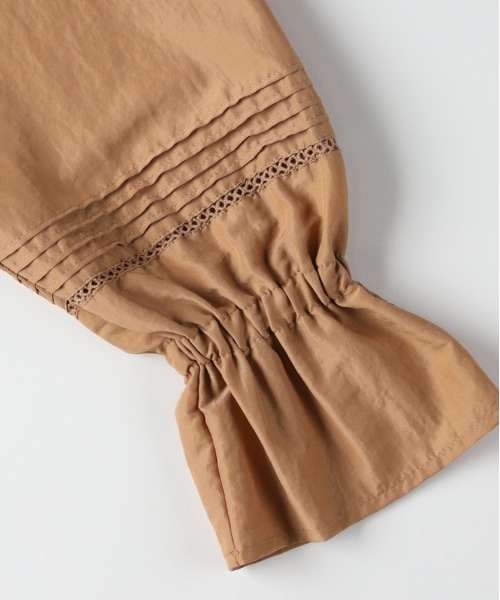 Right-on（ライトオン）の「【HONEYSUCKLE ROSE】フリルカラーブラウス (ラッフルカラー / リボンタイ / レースディテール)（シャツ/ブラウス・レディース・オフホワイト/キャメル/ブラック・M/L）」の16枚目の写真