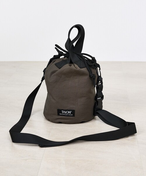 TAION(タイオン)の「【TAION/タイオン】NON DOWN MOUNTAIN BUCKET BAG/ノンダウン マウンテン バケットバッグ/ユニセックス 【WEB限定】(ボディバッグ/ウエストポーチ・メンズ・ライトブラウン/ブラック/ネイビー/カーキ・フリー)」の6枚目の写真