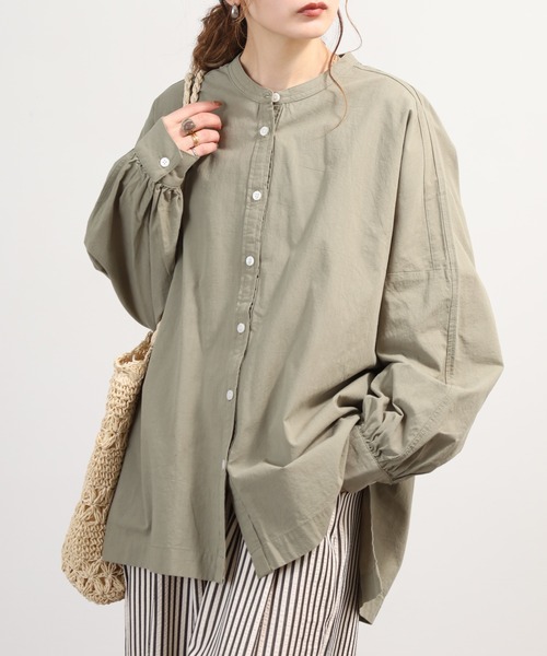 OMNES(オムネス)の「製品洗いスラブコットン 後ろケープ長袖シャツ(シャツ/ブラウス・レディース・ワイン/ライトカーキ・FREE)」の2枚目の写真