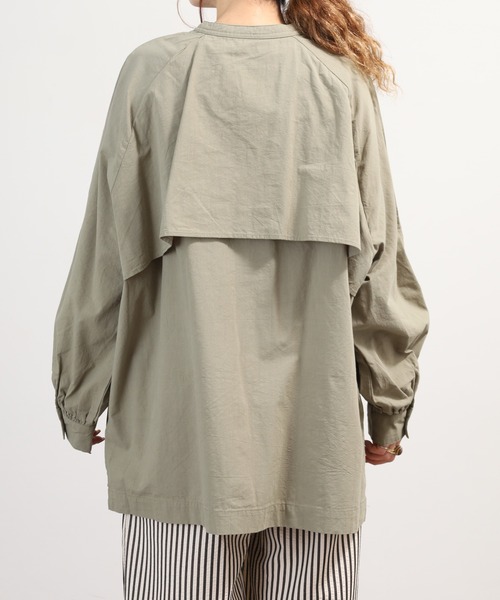 OMNES(オムネス)の「製品洗いスラブコットン 後ろケープ長袖シャツ(シャツ/ブラウス・レディース・ワイン/ライトカーキ・FREE)」の8枚目の写真