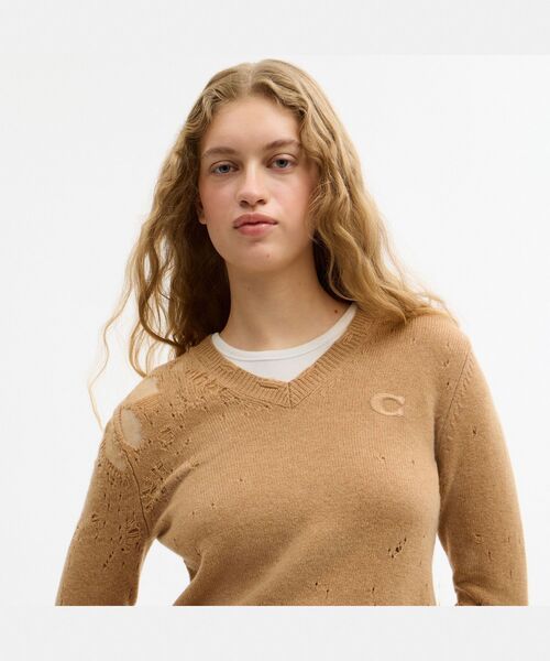 COACH（コーチ）の「ディストゥレス ロング スリーブ Vネック セーター（ニット/セーター・レディース・ベージュ系その他・SMALL/MEDIUM）」の3枚目の写真