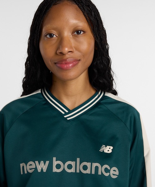 NEW BALANCE(ニューバランス)の「サテンウーブンプルオーバー(スウェット・レディース・オートミール/ダークグリーン・MEDIUM/X-LARGE/SMALL/LARGE)」の11枚目の写真