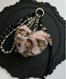 ViViDAY（ビビデー）の「レオパード柄ハート形ふわふわフェイクファーチャーム（チャーム）」