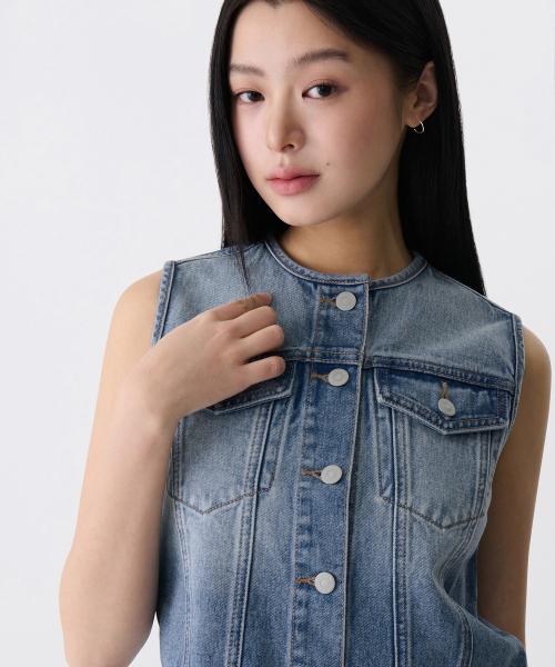 MUSINSA STANDARD WOMAN（ムシンサスタンダードウーマン）の「ウィメンズスリムカラーレスデニムベスト[ライトインディゴ]（ベスト・レディース・その他・S/M/L）」の3枚目の写真